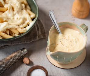 Quattro Formaggi Sauce in einer Sauciere