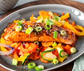 Teriyaki-Lachs mit buntem Gemüse