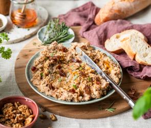Camembert-Creme mit Walnüssen und Datteln