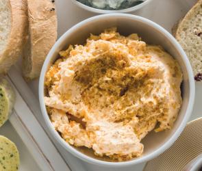 Fruchtiger Aprikosendip in einer Schüssel.