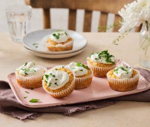 Herzhafte Muffins mit Gemüse mit Kräutern getoppt