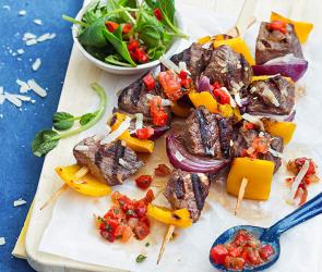 Paprika-Rindfleischspieße mit würziger Salsa