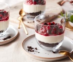 Creamy-Crunchy-Schichtdessert in Gläsern