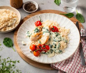 Hähnchen mit Reis und Spinat-Gorgonzola-Sauce