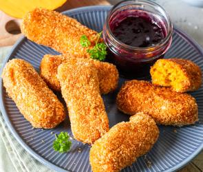 Kürbiskroketten auf einem Teller mit Dip