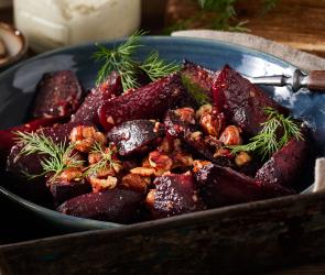 Lauwarmer Rote-Bete-Salat mit Joghurt-Feta-Dressing