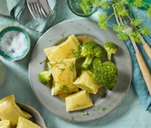 Maultaschen mit Brokkoli und Zwiebelsauce