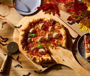 Neapolitanische Pfannenpizza mit Totenkopf-Pilzen