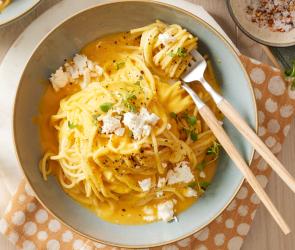 Pasta mit Kürbis-Feta-Sauce