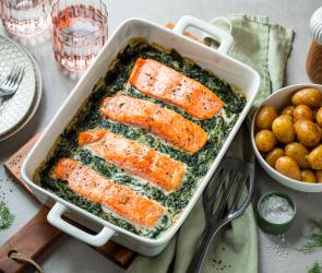 Spinat-Lachs-Auflauf in einer Auflaufform