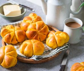 Süße Kürbisbrötchen zu Halloween
