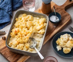 Blumenkohl-Auflauf mit Käse überbacken.