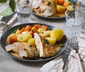 Putenfilet mit Wurzelgemüse und Schmandsauce