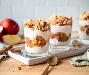 Bratapfel-Crumble Schichtdessert