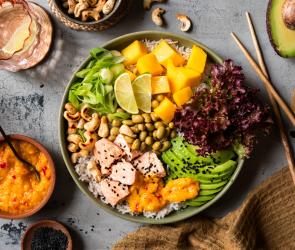 Fruchtige Bowl mit Lachs und Mango