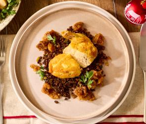 Gebratene Maispoularde auf Balsamico-Linsen mit Feigen-Chutney