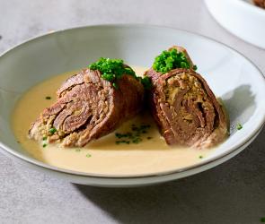Kalbsrouladen mit Pilz-Maronen-Füllung und Rahmsauce