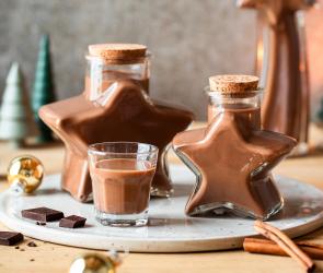 Weihnachtlicher Eierlikör mit Schokolade in einem Glas.