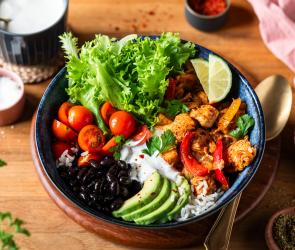 Kalorienarme Chicken-Fajita-Bowl