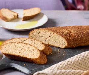 Low Carb Baguette auf einem Brett