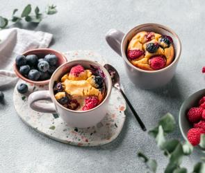 Low Carb Tassenkuchen mit Beeren