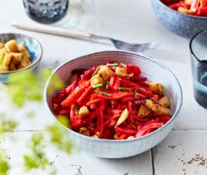 Überbleibsel-Salat mit Knusper mit buntem Gemüse in einer Schüssel.