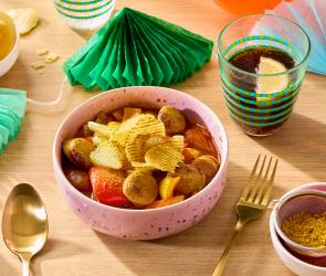 Currywurst-Eintopf mit Cola und Kartoffelchips