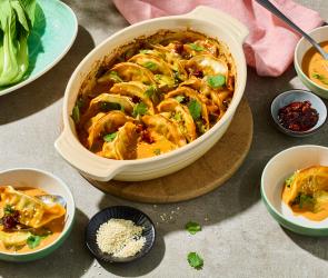 Dumplings mit Pak Choi in roter Curry-Sauce