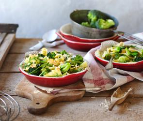 Lauwarmer Brokkoli mit Rosinen und Pinienkernen in einer Schüssel