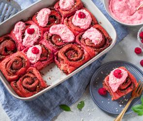 Pinke Zimtschnecken mit Himbeerfrosting