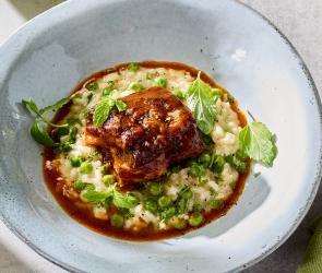 Geschmorter Nacken vom Osterlamm mit Erbsen-Risotto
