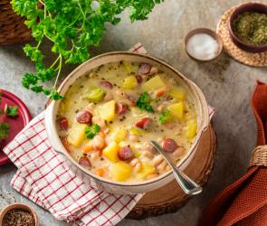 Kartoffeleintopf mit weißen Bohnen und Cabanossi