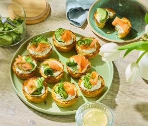 Kartoffelrösti-Muffins mit Dill-Creme, Räucherlachs und Gurkensalat
