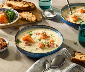 Nordische Kartoffel-Lauch-Suppe mit Lachs und Krabben