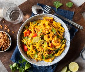 One-Pot-Pasta mit Curry und Garnelen