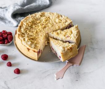 Saftiger Himbeerkuchen auf Kuchenteller.