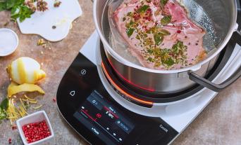 Vakuumiertes Fleisch gart Sous-vide im Cookit Topf