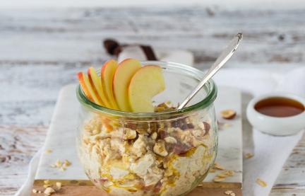 Bircher Müsli in Glasschale auf Holzbrett