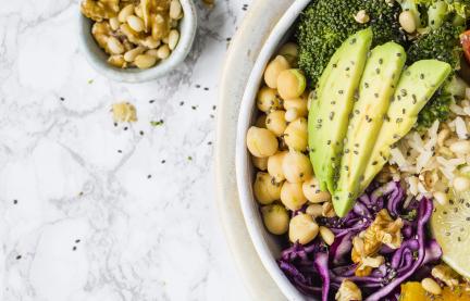 Buddha Bowl aus dem Cookit in weißer Schale.