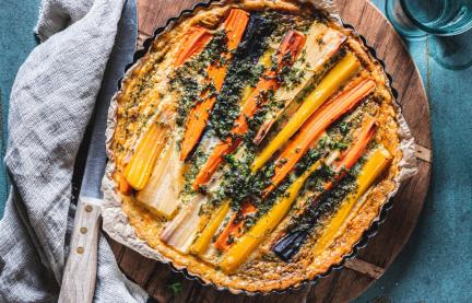 Wurzelquiche in Form auf Holzbrett