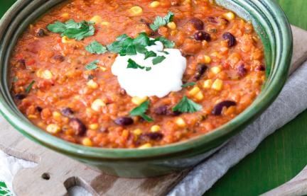 Ein Teller mit Chili sin Carne und Crème fraîche.