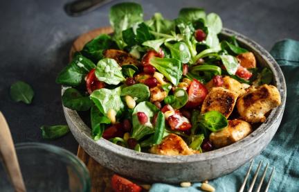 Feldsalat mit Hähnchenstreifen und Parmesandressing