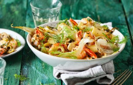 Tiefer Teller mit Pasta und Gemüse.