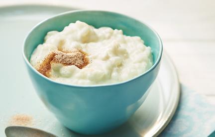 Milchreis (4 Portionen) im Cookit in einer Schüssel mit Zimt angerichtet.