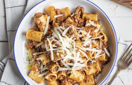 One-Pot Rigatoni Bolognese auf einem Teller angerichtet.
