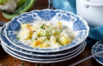 Wohliger Wintereintopf im tiefen Teller serviert