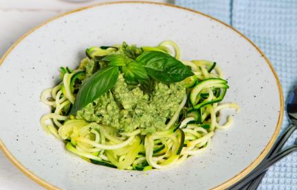 Zoodles mit Avocadopesto