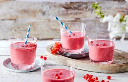 Johannisbeer-Frühstücks-Smoothie in drei Gläsern.