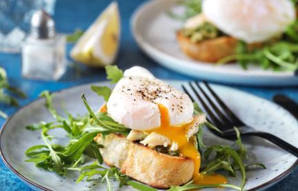 Pochiertes Ei auf Ciabatta mit geräucherter Forelle und Rucola