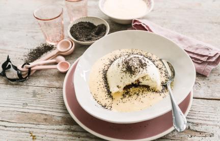 Germknödel mit Vanillesauce im tiefen Teller.